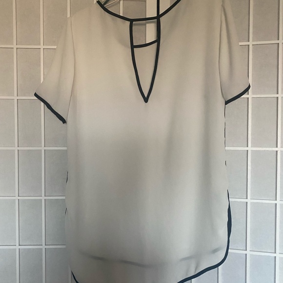 white blouse- ro & de - Picture 3 of 3